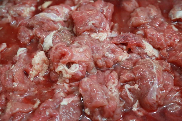 Čerstvé vepřové maso na trhu. — Stock fotografie