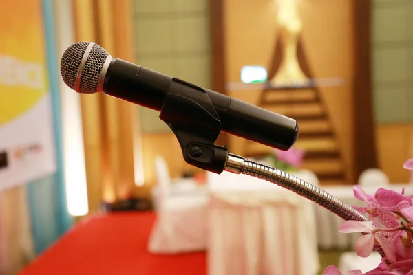 Mikrofoner på scenen i konferensrum. — Stockfoto