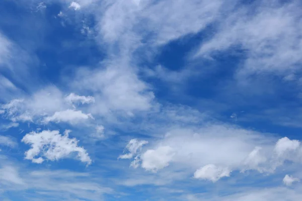 Nuvola sul cielo blu durante il giorno . — Foto Stock