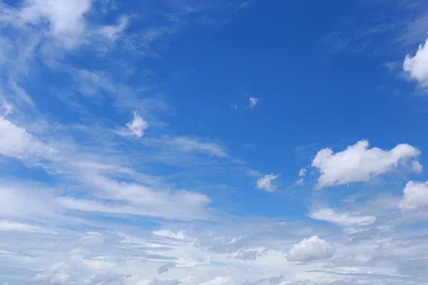 Wolk op blauwe hemel in overdag. — Stockfoto