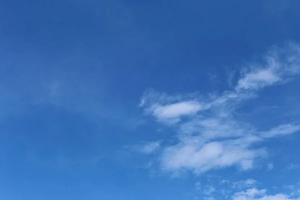낮에는 푸른 하늘에 구름. — 스톡 사진