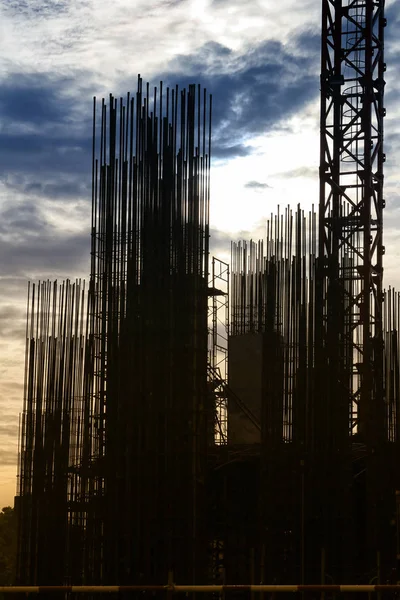 Площадь небоскреба строительства в вечернее время . — стоковое фото