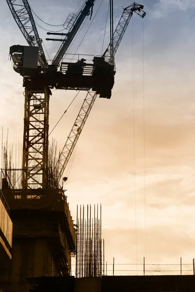 Arranha-céu área de construção à noite . — Fotografia de Stock