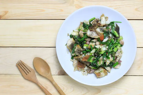 Gebakken vis met selderij trekje van Thaise levensmiddelen in witte schotel. — Stockfoto