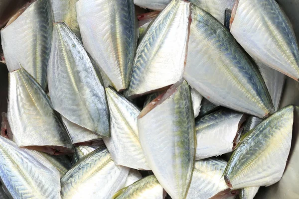 生ギンガメアジや薄暗いジャック クッキンの原料の魚 — ストック写真