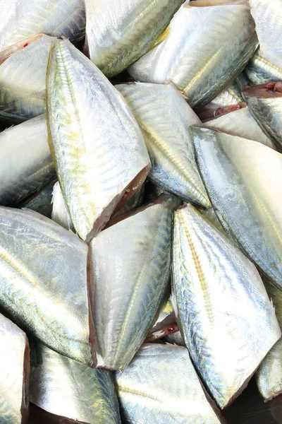 Raw Bigeye trevally or Dusky jack fish of ingredients for cookin — Stock Photo, Image