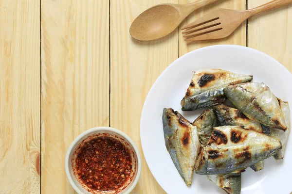 Gegrillter Fisch aus thailändischen Lebensmitteln in weißer Schale auf Holzboden. — Stockfoto