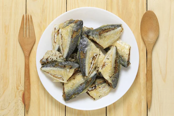 Grilované ryby thajské potravin v bílé misce na dřevěnou podlahu. — Stock fotografie