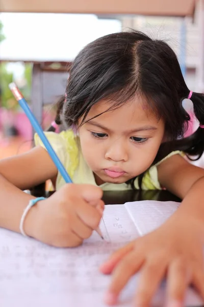 Asiática Niña Uso Lápiz Escribir Cartas Sobre Libro Concepto Educación — Foto de Stock