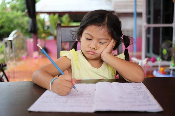 Asiática Niña Uso Lápiz Escribir Cartas Sobre Libro Concepto Educación — Foto de Stock