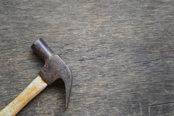 Oude hamer geplaatst op een houten vloer. — Stockfoto