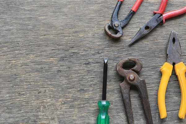 Gamla verktyg placeras på en trä floo. — Stockfoto