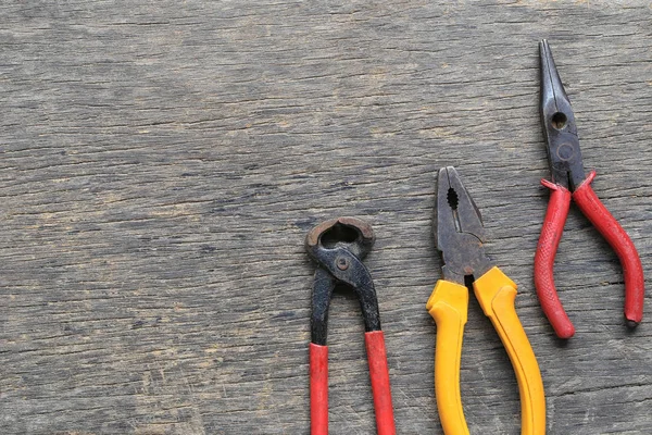 Oude hulpmiddel geplaatst op een houten brandstof. — Stockfoto