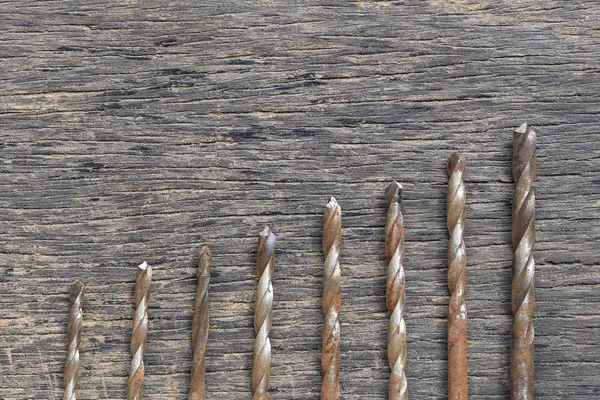 Viejo taladro de acero colocado en un suelo de madera marrón . —  Fotos de Stock