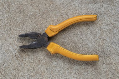 Eski pense bir beton zemin yerleştirilir.