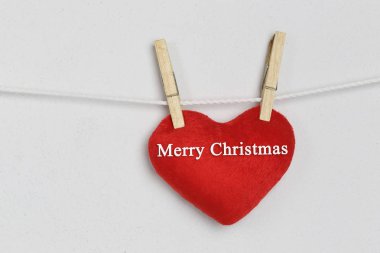 Kırmızı kalp asılı bir ip ve metin mutlu Noeller.