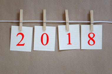Bir ip üzerinde asılı kağıt ve 2018 metin tasarım arka planı için