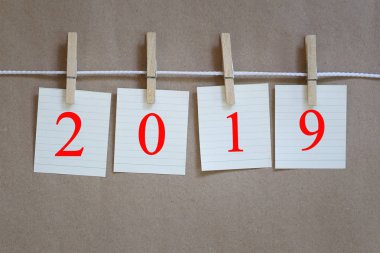 Not defteri boş asılı bir ip üzerinde ve kahverengi kağıt wal 2019 metin