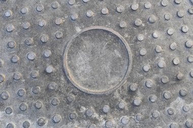 Eski çelikten yüzey drenaj kapağı arka plan.