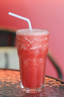 Karpuz güler yüzlü bir cam ve beyaz tüp var.