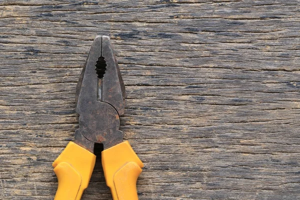 Alicates viejos colocados en un suelo de madera . —  Fotos de Stock