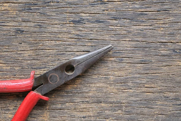 Alicates viejos colocados en un suelo de madera . —  Fotos de Stock