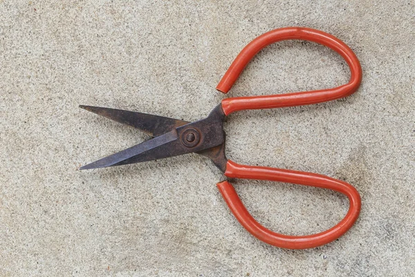 Старые стальные ножницы на бетонном полу . — стоковое фото
