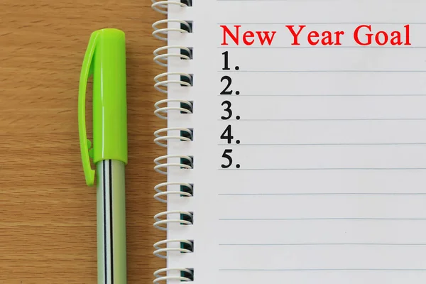 Notebooki i nowy rok celem tekstu są umieszczane na brązowy drewniany f — Zdjęcie stockowe