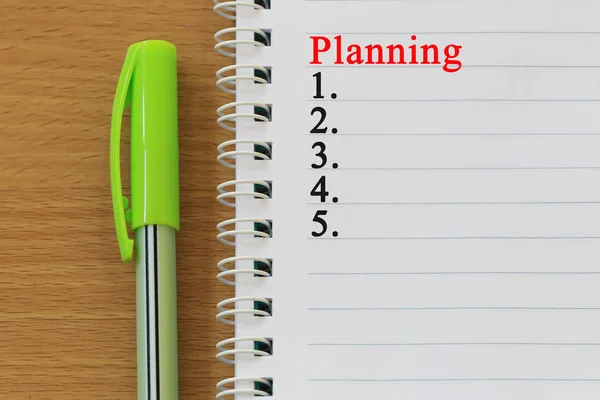 Notebooks en Planning tekst worden geplaatst op een bruin houten vloer. — Stockfoto