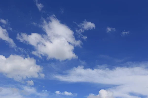 Cloud na modré oblohy ve dne jasné počasí. — Stock fotografie