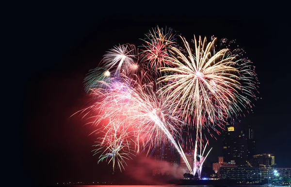 Aplikace Fireworks nebo žabky na noční oblohu a hotely mrakodrapu — Stock fotografie