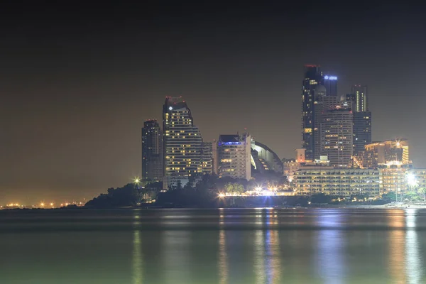 Landschaft von Wolkenkratzer Pattaya und Meer in der Nacht. — Stockfoto