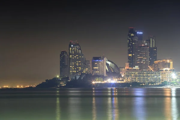 Landschaft von Wolkenkratzer Pattaya und Meer in der Nacht. — Stockfoto