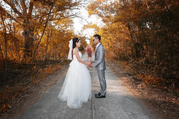 在婚前被拍照的亚洲情侣是在泰国春武里的长岛热门地点举行婚礼前的婚宴 — 图库照片