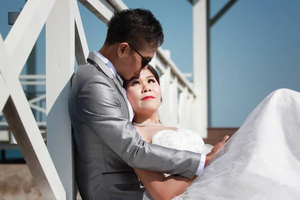 Couple asiatique photographié avant le mariage est pré-mariage sur Koh — Photo