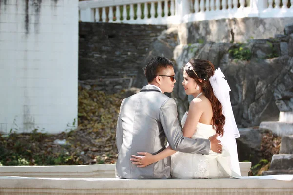 亚洲情侣在婚前拍照是在 Koh 前婚礼 — 图库照片