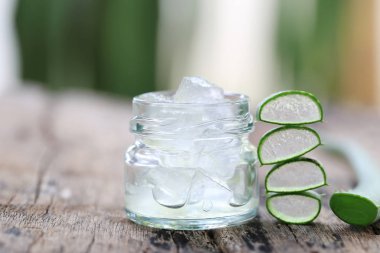 Taze aloe vera ve jöle cam şişe içinde ahşap flo üzerinde yer