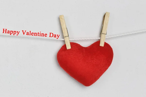 Coeur rouge accroché à une corde et ont texte Bonne Saint-Valentin . — Photo
