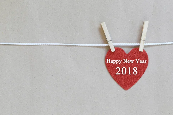 Corazón rojo colgando de una cuerda y tener feliz año nuevo 2018 texto . — Foto de Stock