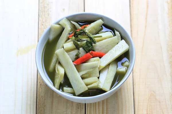 Ağaç üst menü Tay gıdalarda Hindistan cevizi ile salamura balık köri.