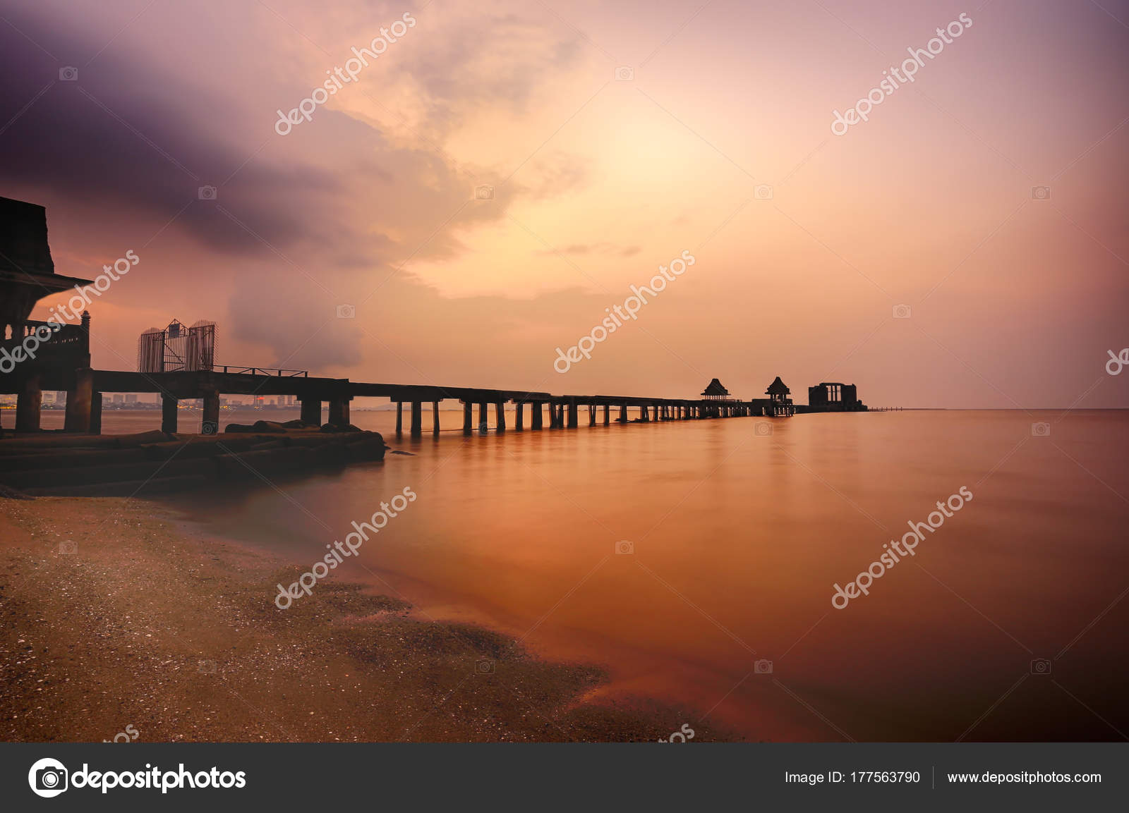 Vieux Pont Dans La Mer à Lheure Du Crépuscule Après Le