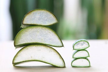 Ahşap zemin üzerinde taze Aloe Vera dilimlenmiş.