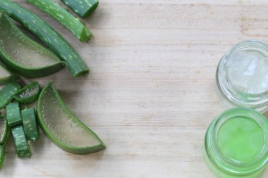 Ahşap zemin üzerinde taze Aloe Vera dilimlenmiş.