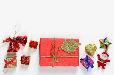 Hediye kutusu beyaz zemin üzerine yerleştirilir ve kopya alanı var.