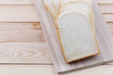 Dilimlenmiş ekmek yığılmış bir Ahşap doğrama tahtası.