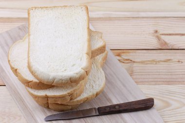 Dilimlenmiş ekmek yığılmış bir Ahşap doğrama tahtası.