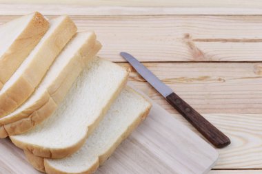 Dilimlenmiş ekmek yığılmış bir Ahşap doğrama tahtası.