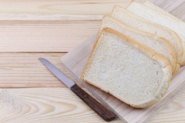 Dilimlenmiş ekmek yığılmış bir Ahşap doğrama tahtası.