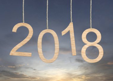 İki bin sekiz ahşap metin kahverengi ipten asılı.