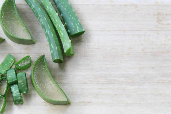 Aloe Vera fresco en rodajas en suelo de madera . — Foto de Stock